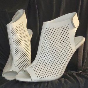 BRAND NEW NW - le chateau creme peep toe chunky heel - size 7